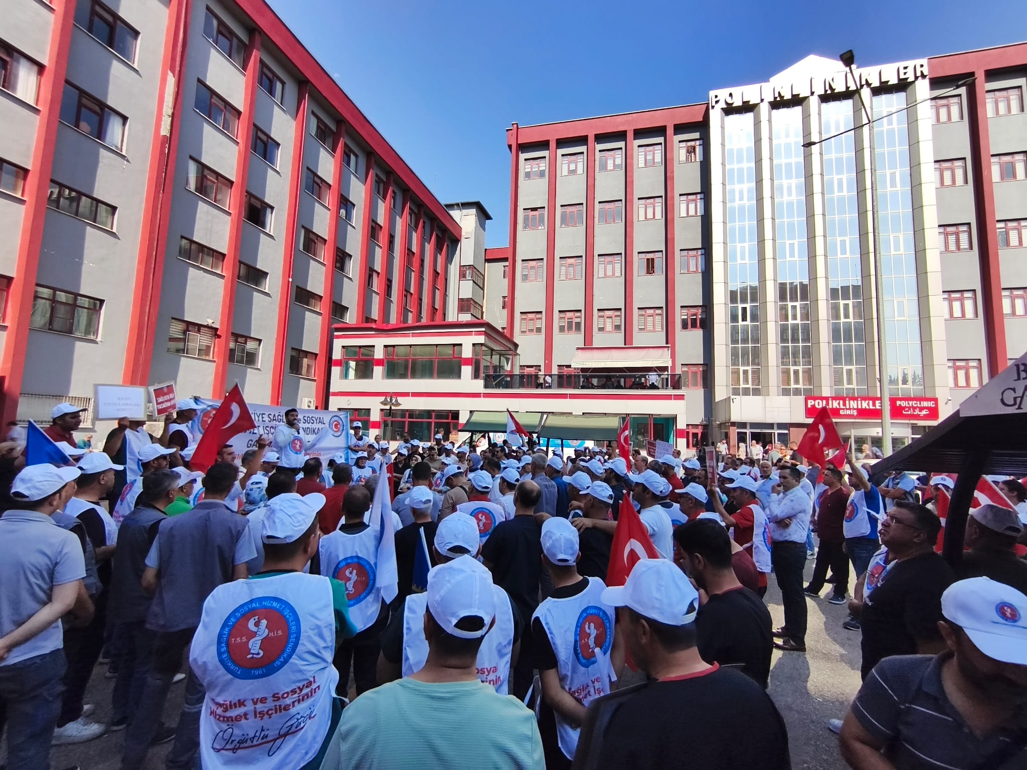 Gaziantep Üniversitesi Hastanesi’nde Grev: Sağlık Çalışanları Maaş Düzenlemesi İstiyor