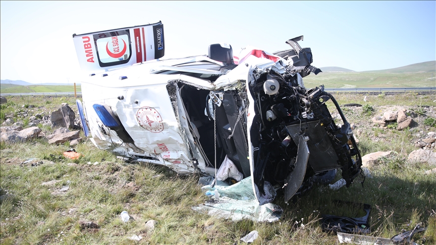 Kars-Iğdır Yolunda Ambulans Şarampole Uçtu: 1’i Doktor 4 Sağlık Görevlisi Yaralandı!