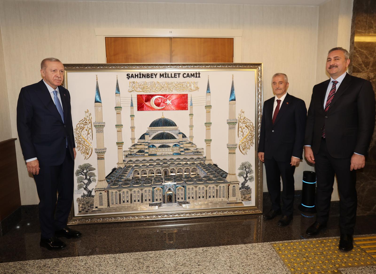 Cumhurbaşkanı Erdoğan’a Şahinbey’den Anlamlı Hediye! 225 Bin Çiviyle Yapıldı!