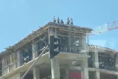 Yalova Tavşanlı'da AVM İnşaatında İşçiler Maaş Eylemi Düzenledi