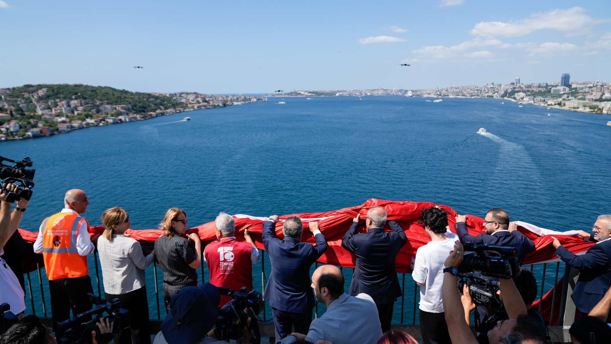 15 Temmuz’un 9. yılında İstanbul’da köprülere Türk Bayrağı asıldı