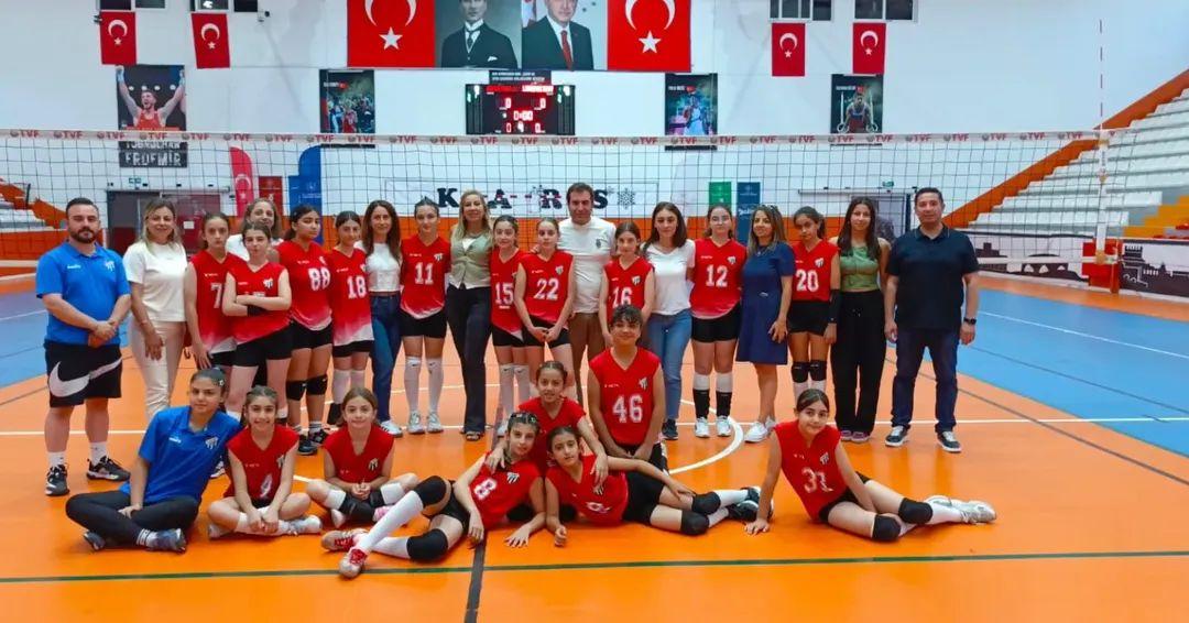 15 Temmuz’un Ruhu Sahaya Yansıdı: Kars – Artvin Voleybol Müsabakasında Dostluk Kazandı