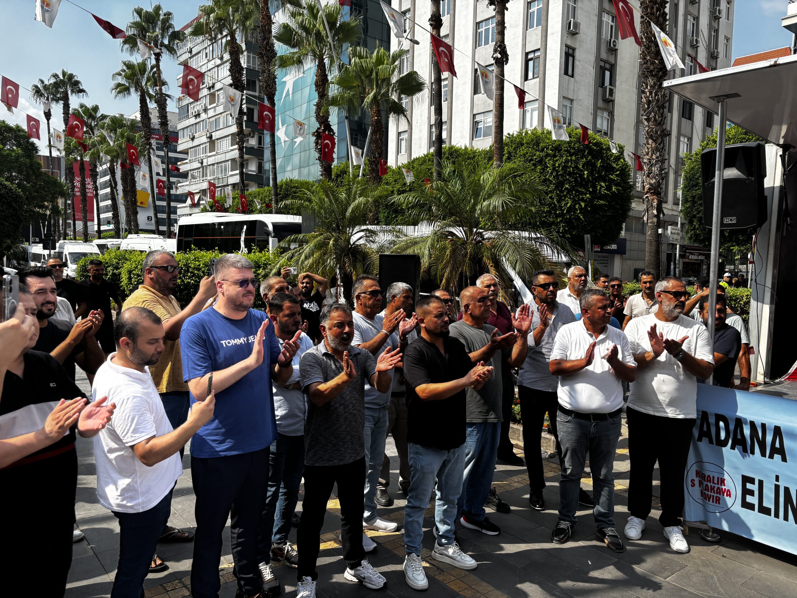 Adana’da servis plakası ihalesi gerginliği: Belediyeye girmek isteyen gruba müdahale