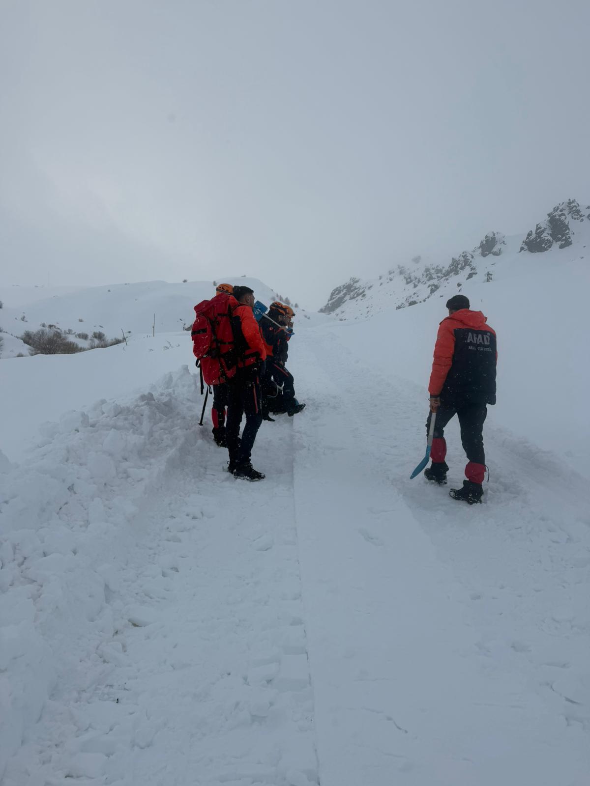 Ağrı’da Arıza Gidermeye Giden Ekiplerin Üzerine Çığ Düştü
