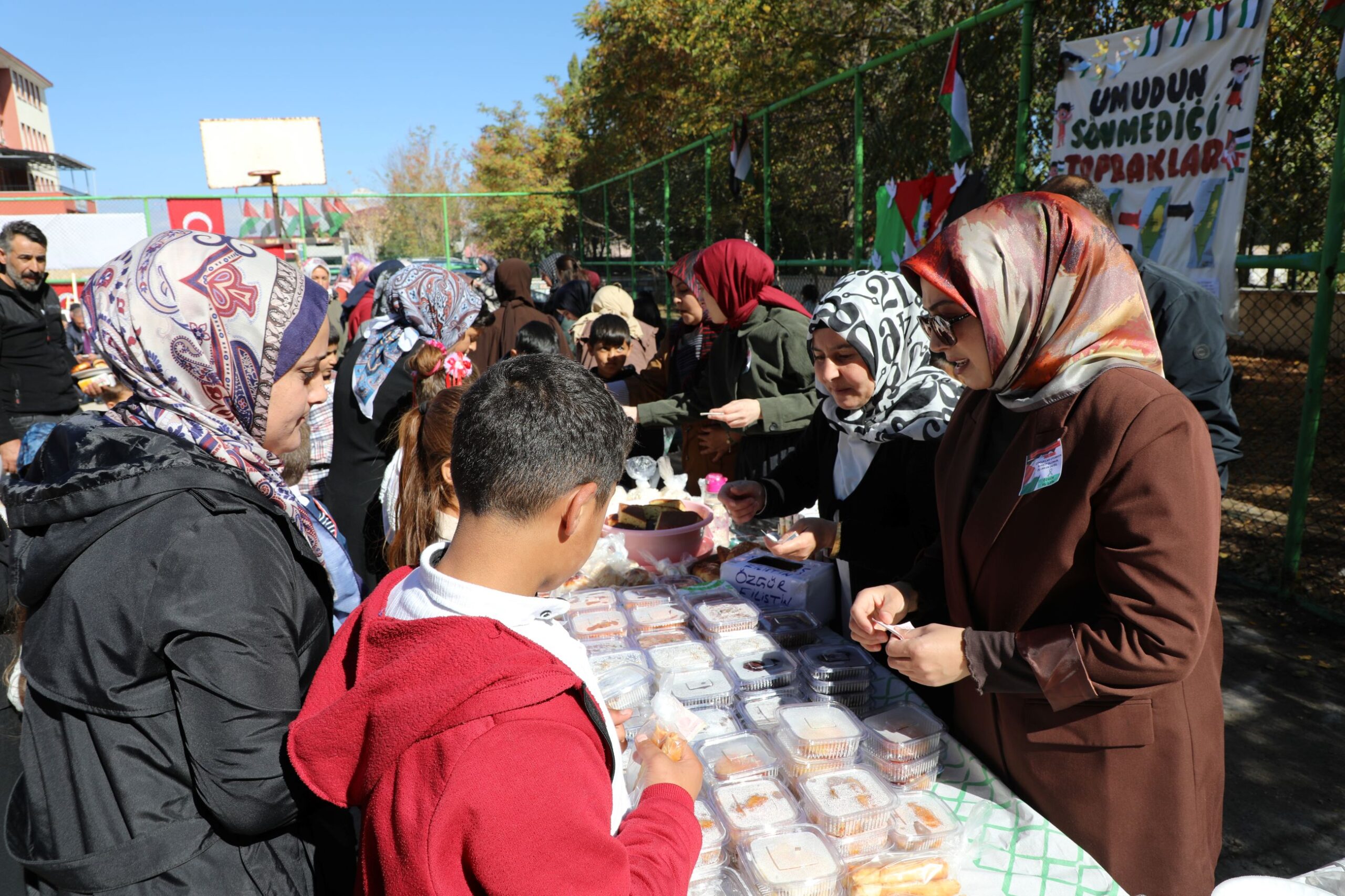 Ağrı’da öğrenciler Filistin için yürüyüş yaptı, yardım kermesi düzenlendi
