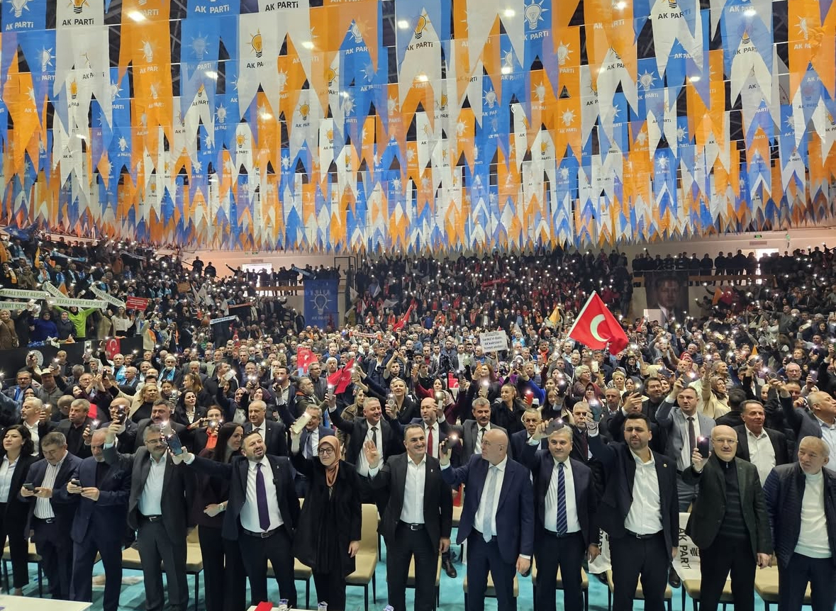AK Parti Balıkesir’de Mahalle Başkanları İstişare Toplantısı Gerçekleştirildi, Yeni Üyelere Rozetleri Takıldı