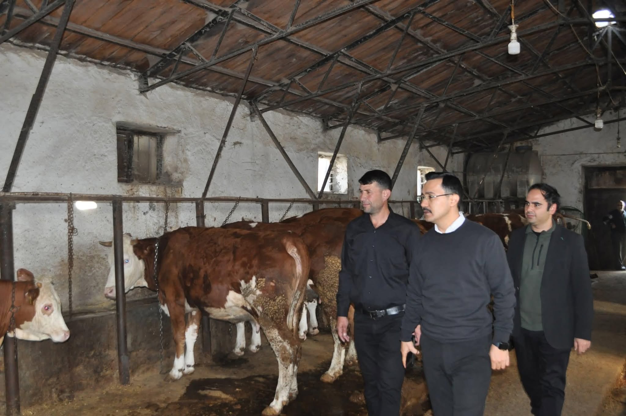 Akyaka Kaymakamı İsmail Demirtaş’tan Küçükdurduran Köyündeki Hayvan İşletmesine Ziyaret