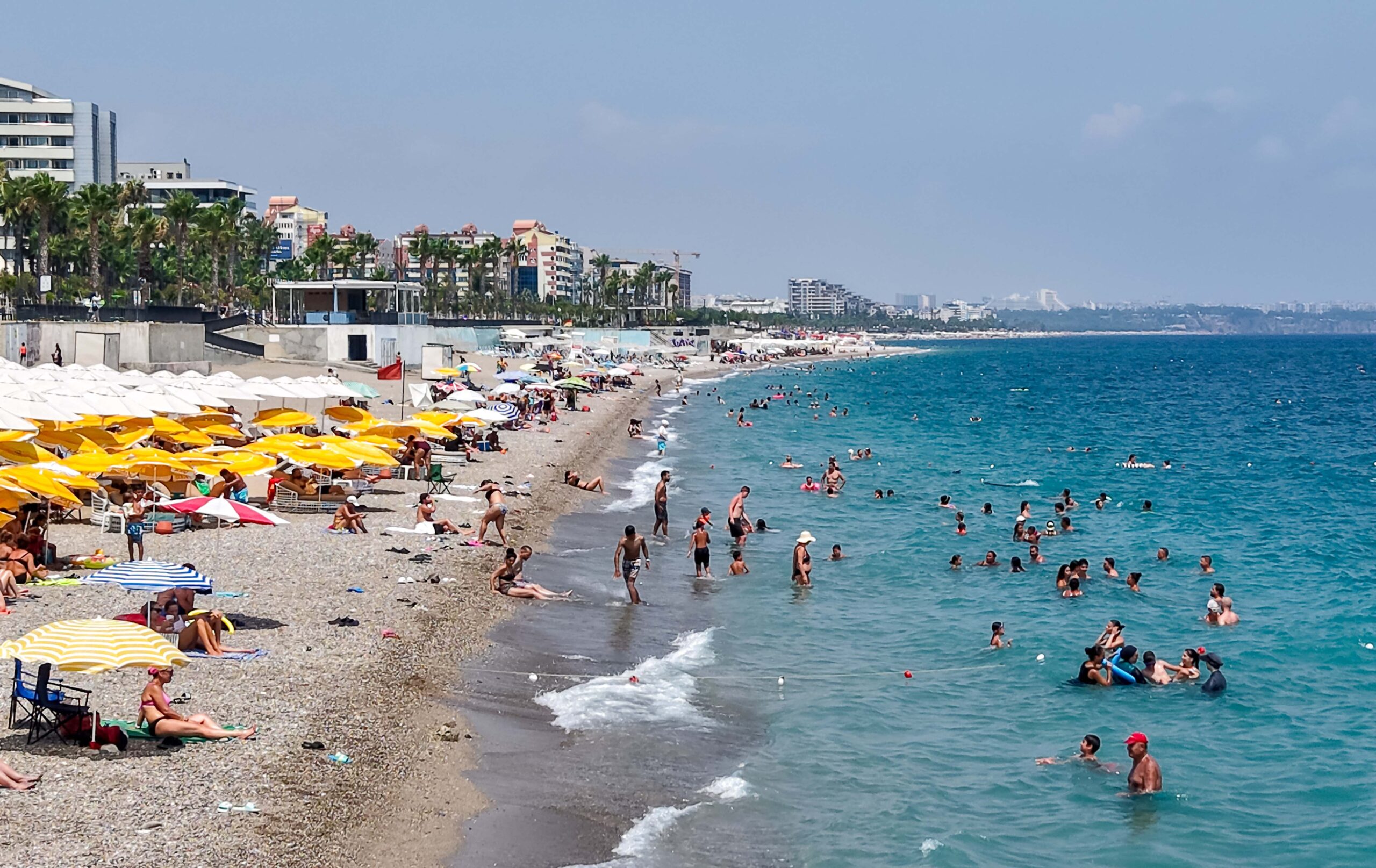 Antalya’da Yüzde 85 Nem Hissedilen Sıcaklığı 40 Dereceye Taşıdı: Sahillerde Yoğunluk
