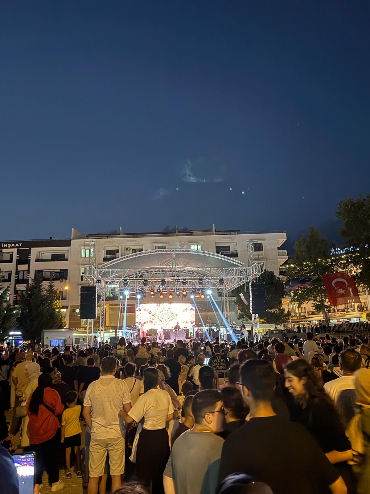 Armutlu’da Atatürk’ün Gelişinin 92. Yıl Dönümü Kutlandı: Siirtlilerden Ferhat Göçer Konserine Yoğun Katılım Ve İkram Desteği