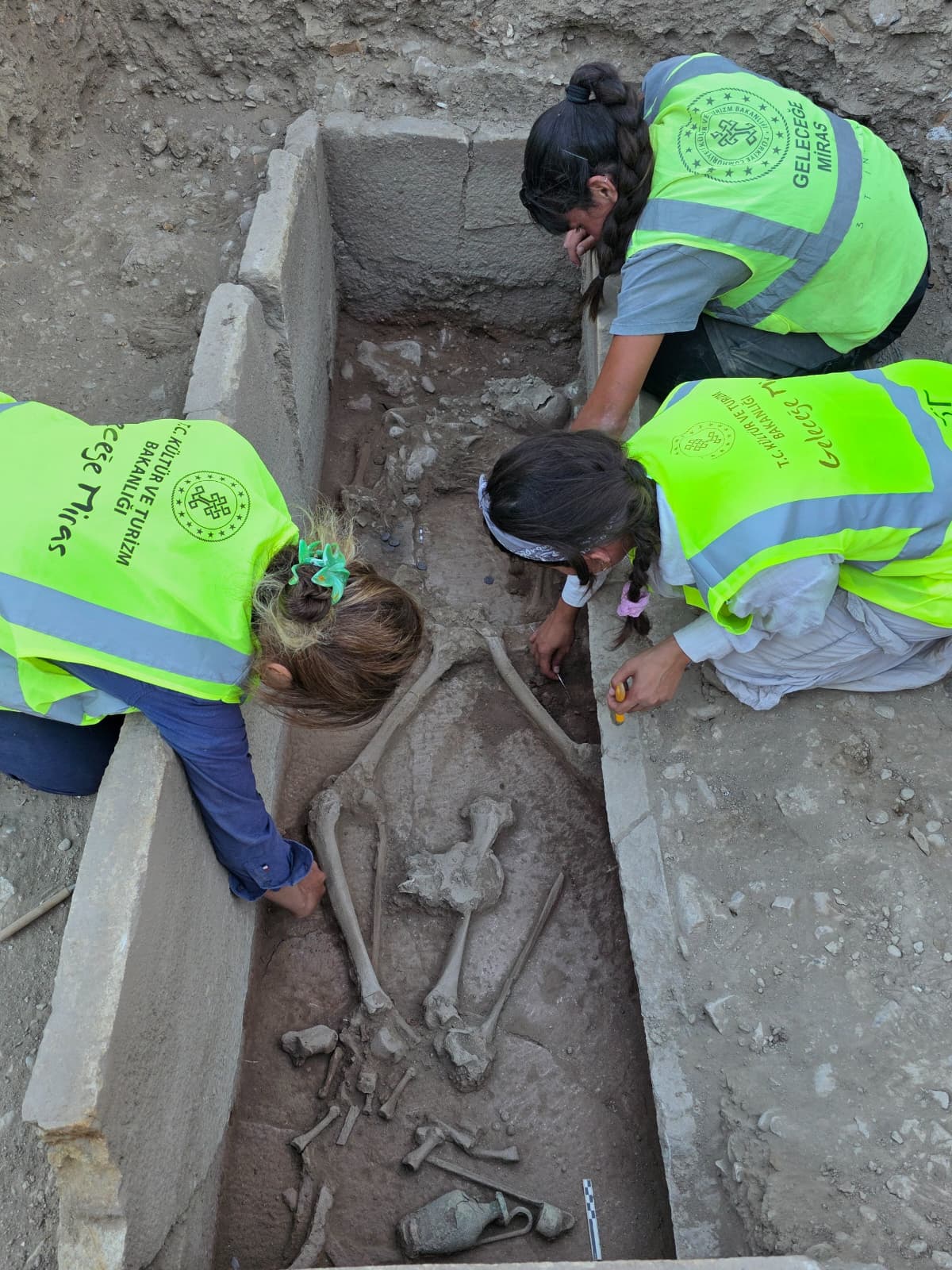 Aspendos Antik Kenti’nde 2 Bin 400 Yıllık Sandık Mezar Bulundu