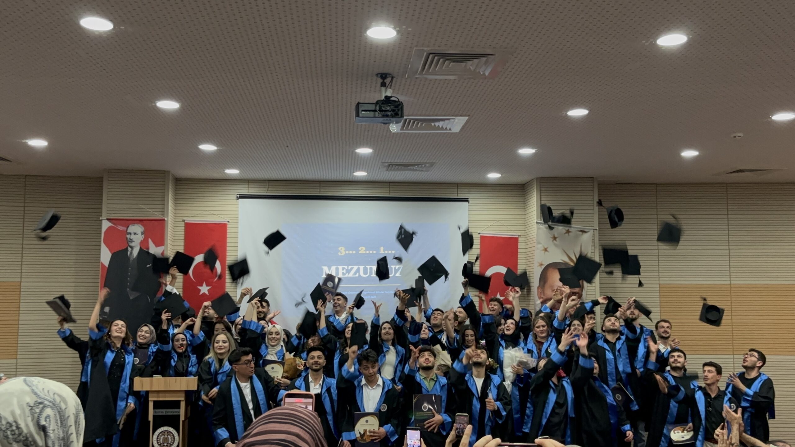 Atatürk Üniversitesi Oltu Uygulamalı Bilimler Fakültesi’nde Mezuniyet Coşkusu