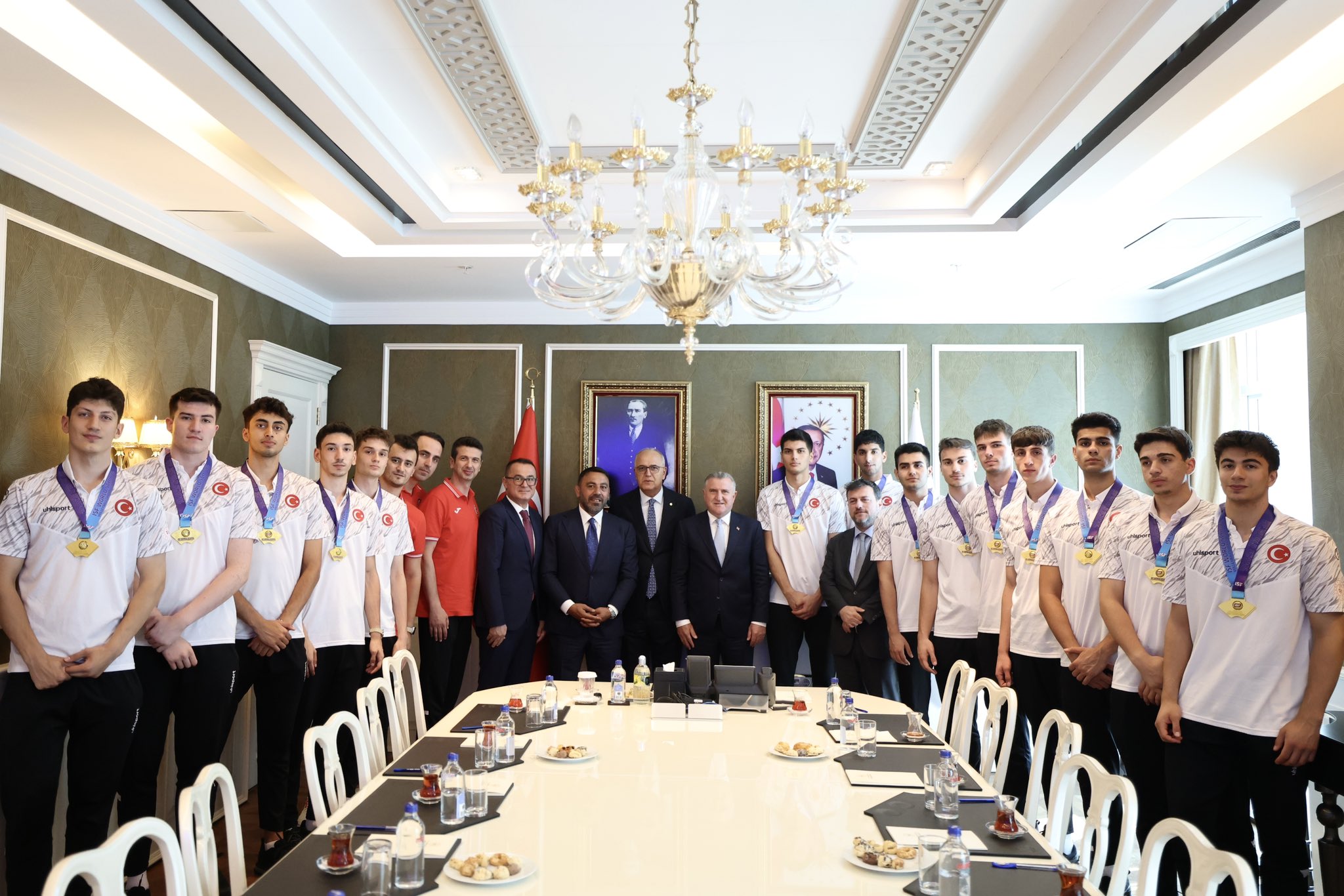 Bakan Bak Dünya Şampiyonu TVF Spor Lisesi’ni Kabul Etti