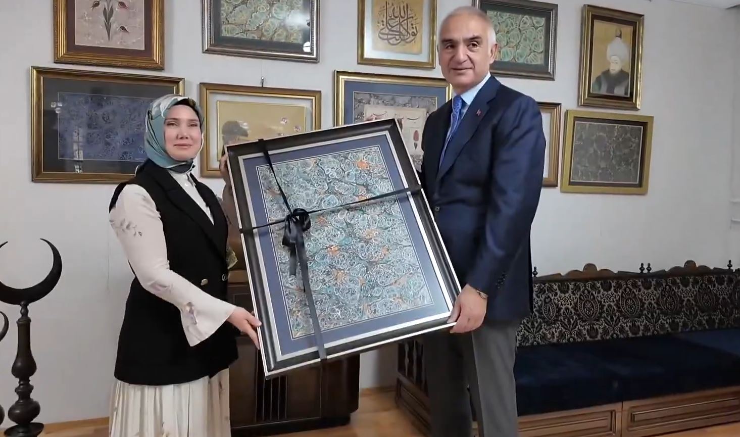 Bakan Ersoy, Ebru Sanatçısı Duygu Orak ile Bir Araya Geldi