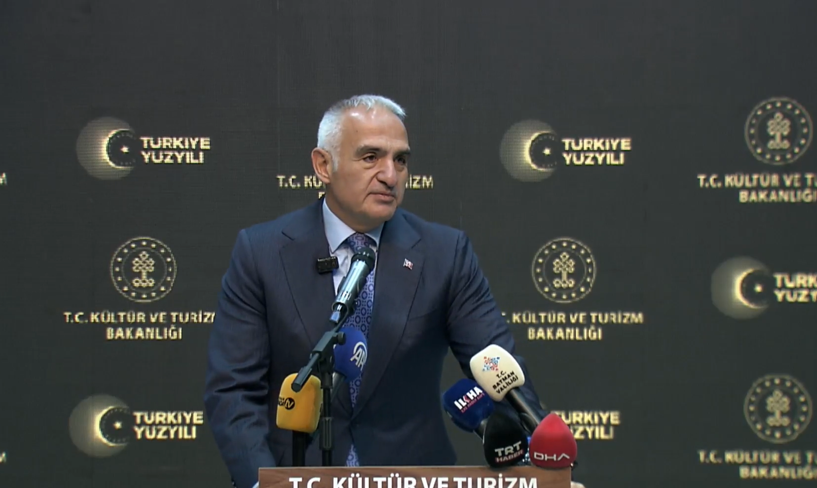 Bakan Ersoy’dan Batman Çıkartması: “Batman’ı Dünyaya Anlatıyoruz”