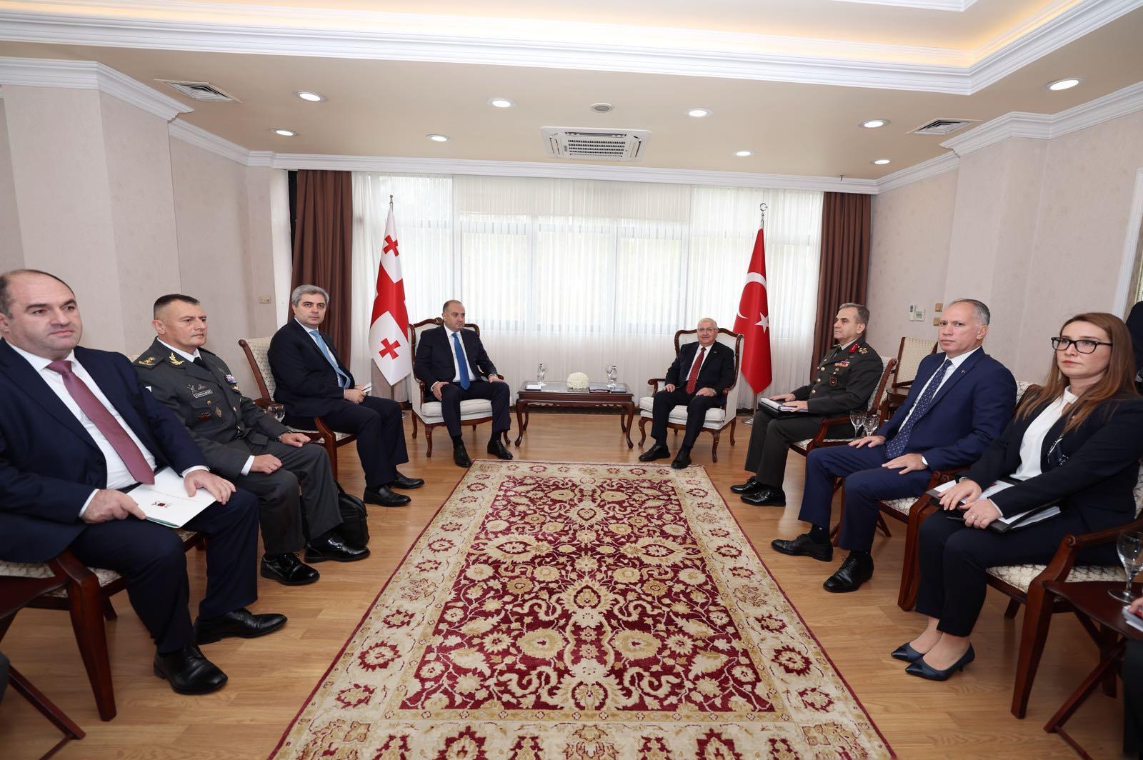 Bakan Güler, Gürcü Mevkidaşı Chikovani ile Görüştü