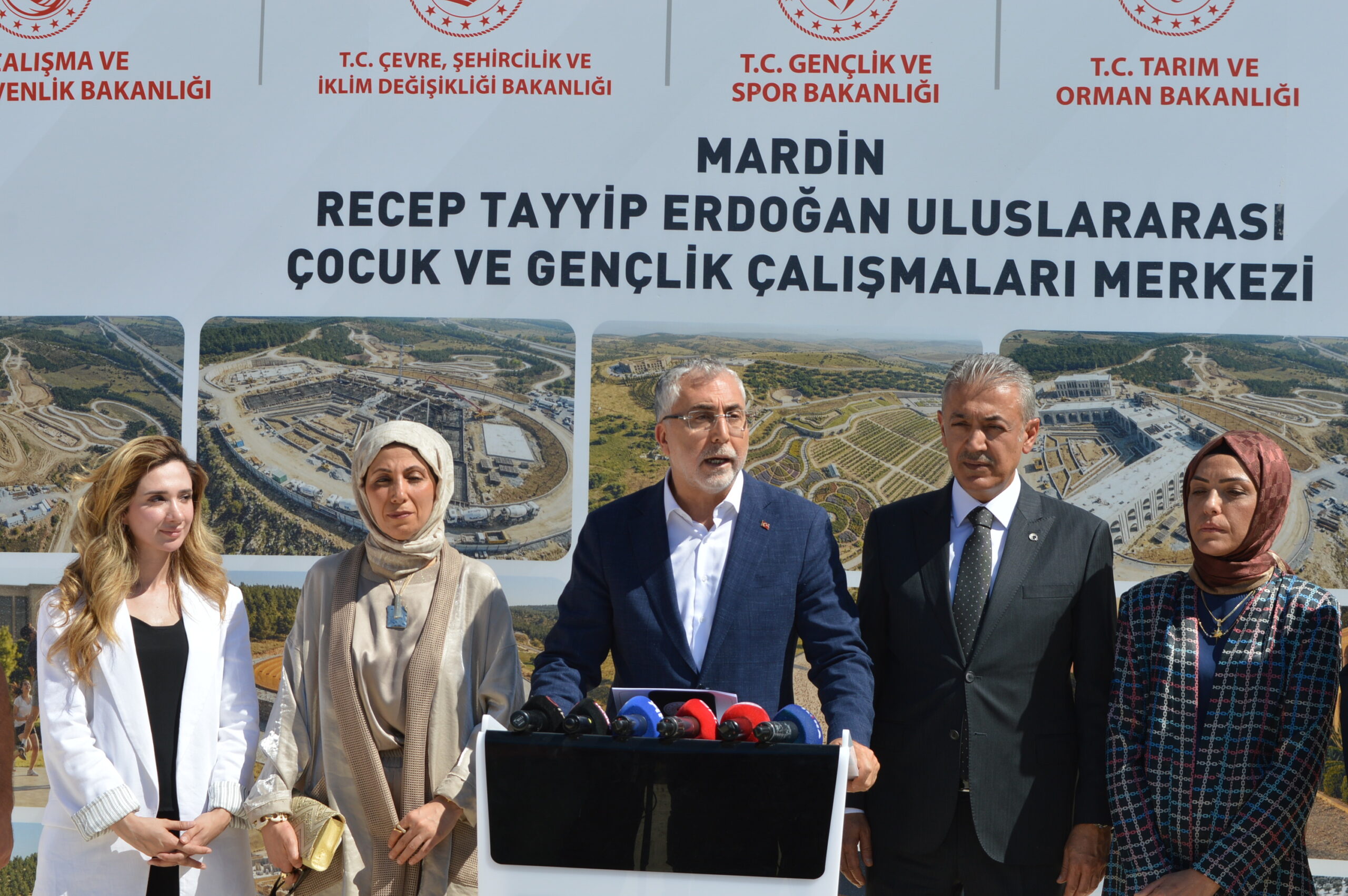 Bakan Işıkhan, Mardin’deki Dev Gençlik Merkezini İnceledi