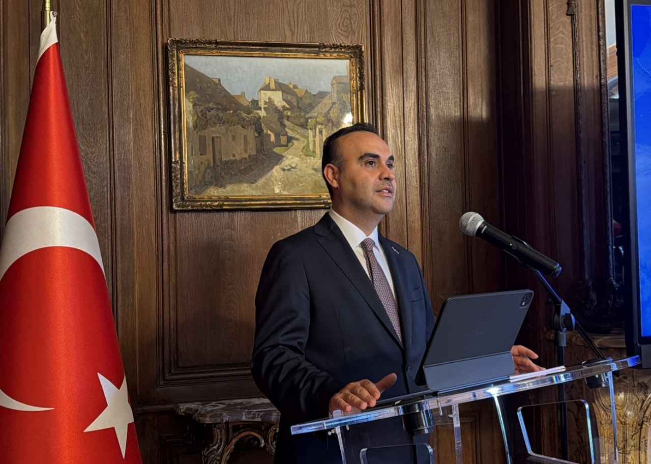 Bakan Kacır Paris’te HIT-30 Programını Tanıttı: Yapay Zekaya En Az 10 Milyar Dolarlık Yatırım