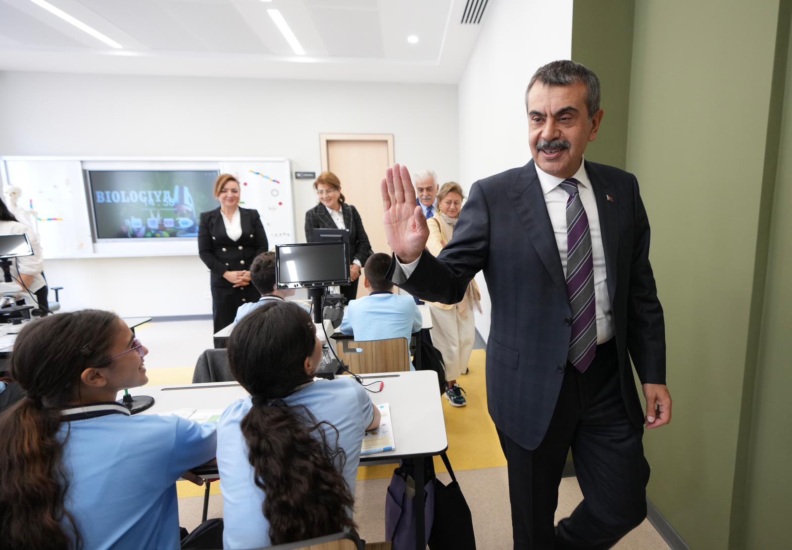 Bakan Tekin, Karabağ’da Mirza Uluğbey Okulu’nu Ziyaret Etti