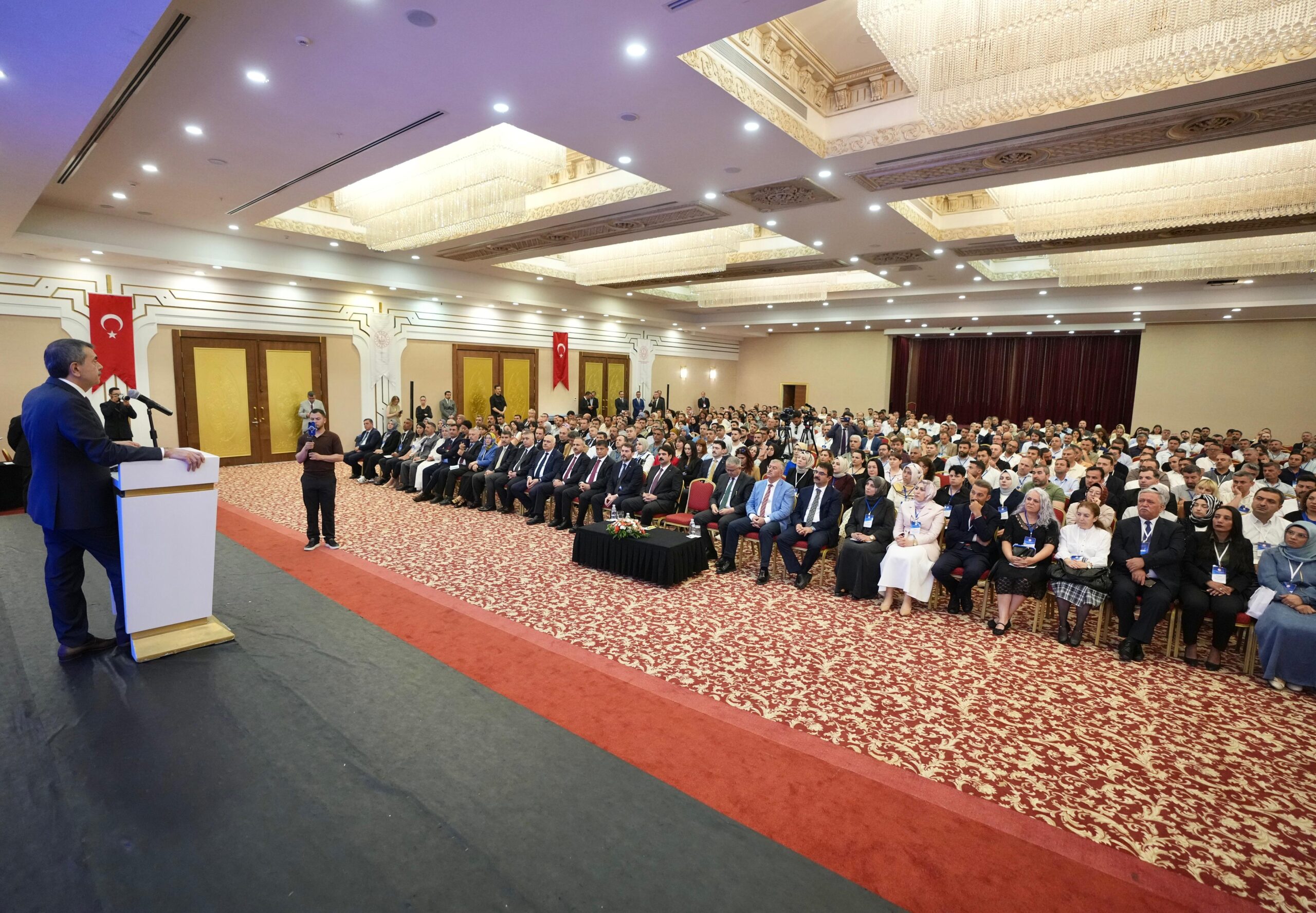 Bakan Tekin Yurt Dışında Görev Yapacak Öğretmenlerle Bir Araya Geldi