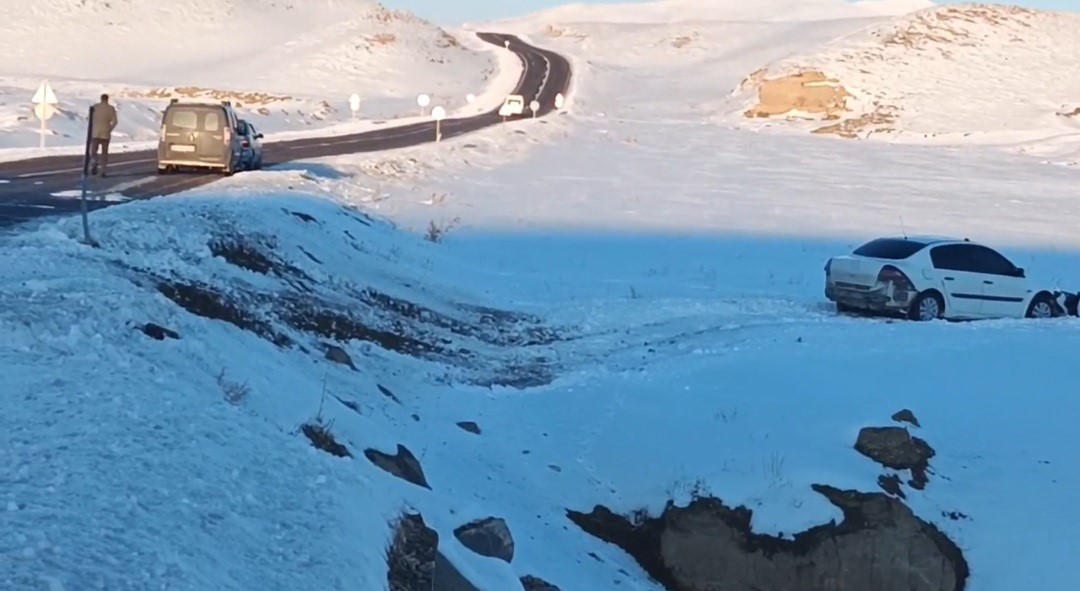 Başkale’de Buzlanan Yolda Kaza: Otomobil Şarampole Yuvarlandı