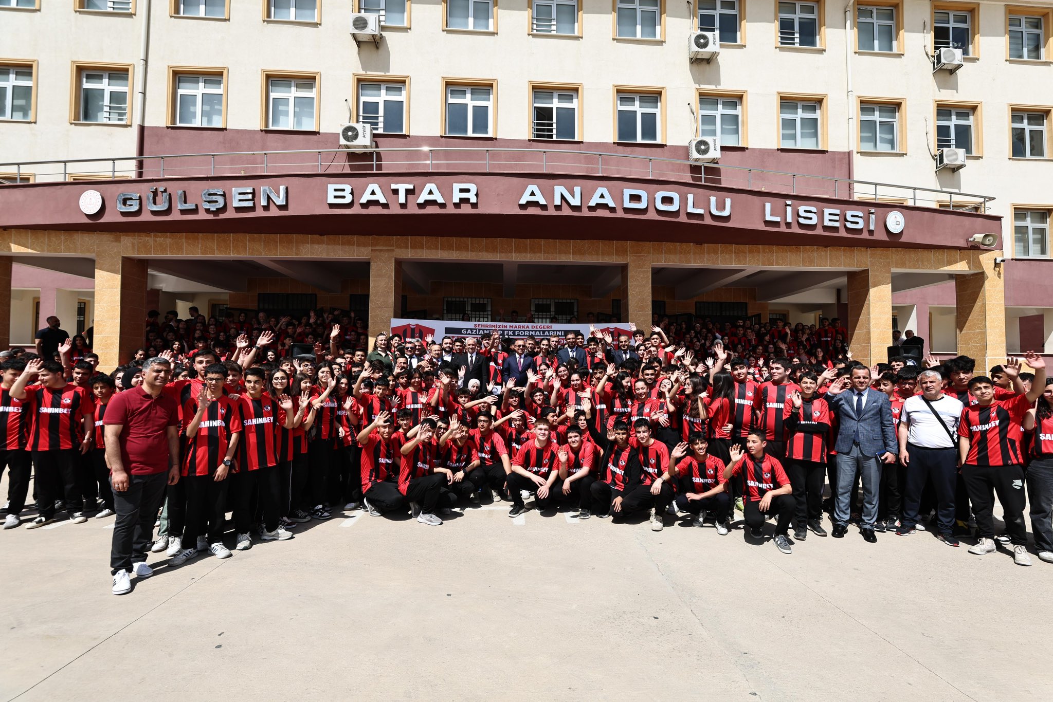 BAŞKAN TAHMAZOĞLU’NDAN ŞEHİR TAKIMINA DEV DESTEK: 160 BİN ÖĞRENCİYE FORMA, DAĞITILDI!