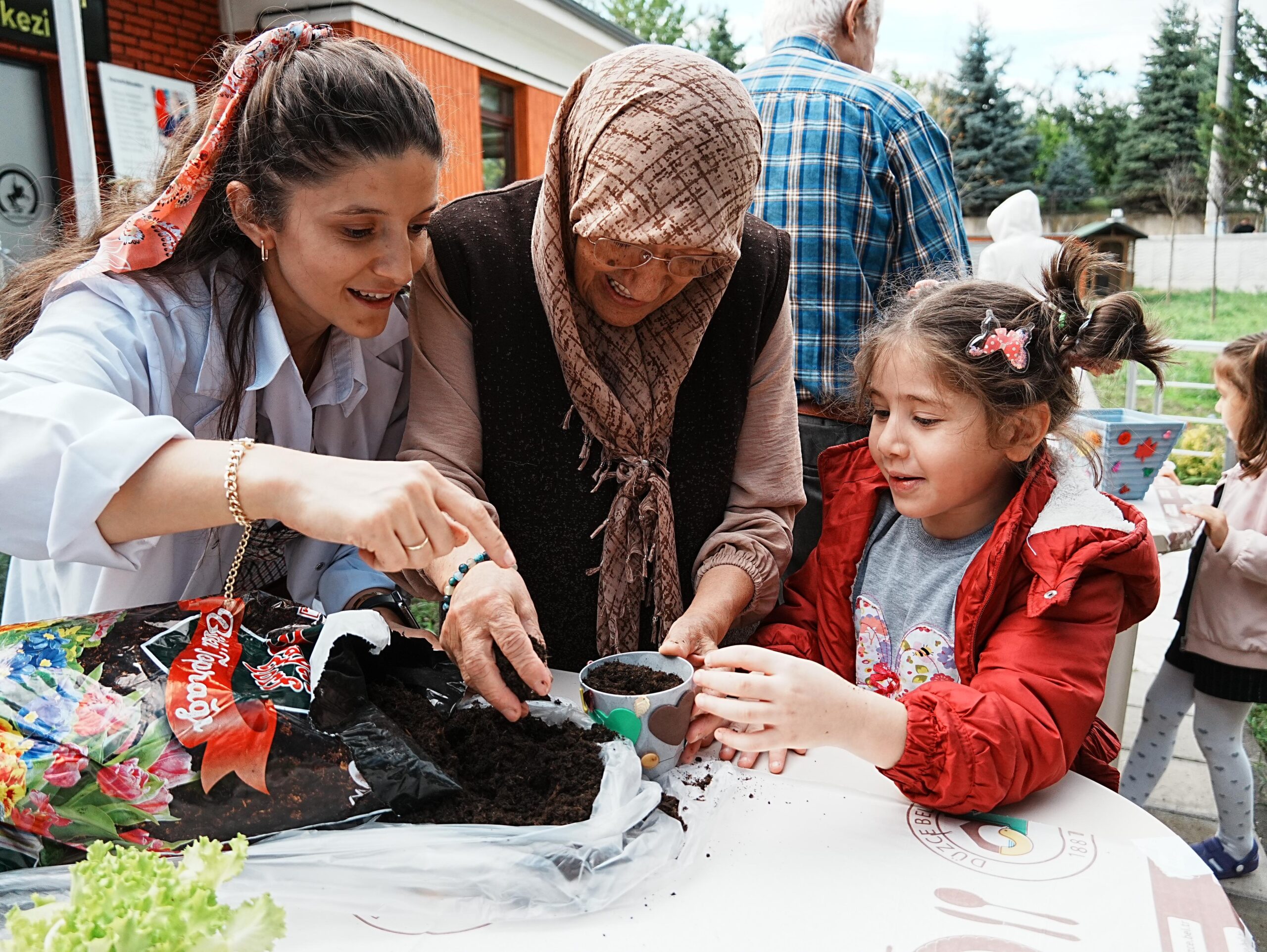 Belka Kreşi Miniklerinden Alzheimer Merkezi’ne Anlamlı Ziyaret