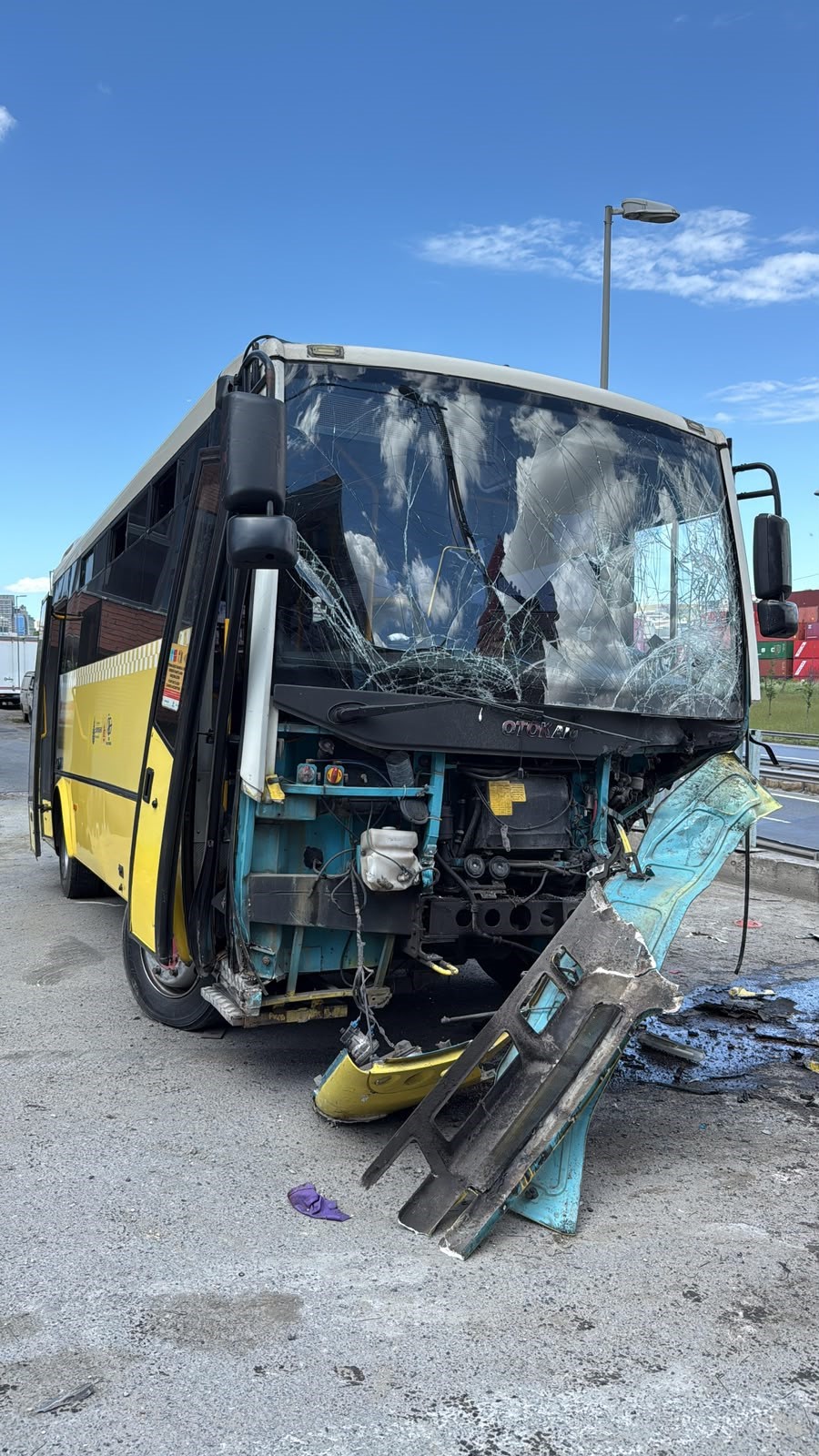 Beylikdüzü’nde Freni Boşalan İETT Otobüsü TIR’a Çarptı: 1 Yaralı