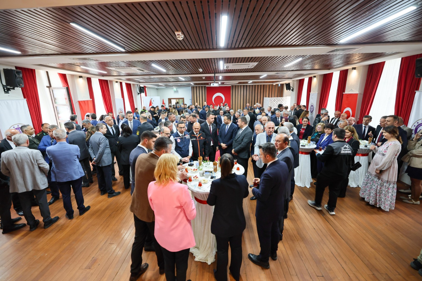 Burdur’da Protokol ve Vatandaşlar Bayramlaşma Programında Bir Araya Geldi