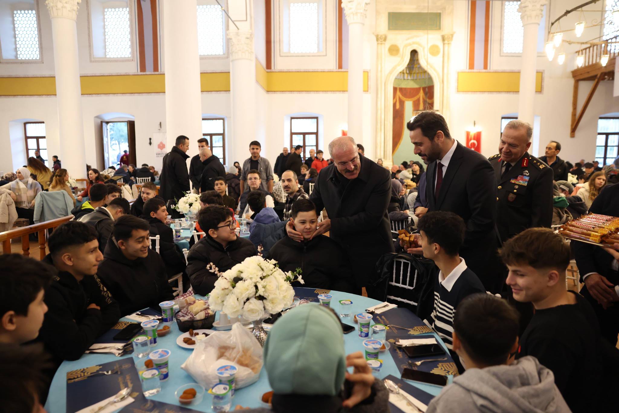 Çanakkale Valisi Toraman, Gelibolu Mevlevihane’sinde vatandaşlarla iftarda buluştu