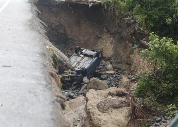 Çöken yoldan düşen otomobilin sürücüsü öldü