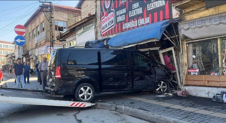 Çorum’da Minibüs Park Halindeki Araçlara Çarpıp Çay Ocağına Daldı
