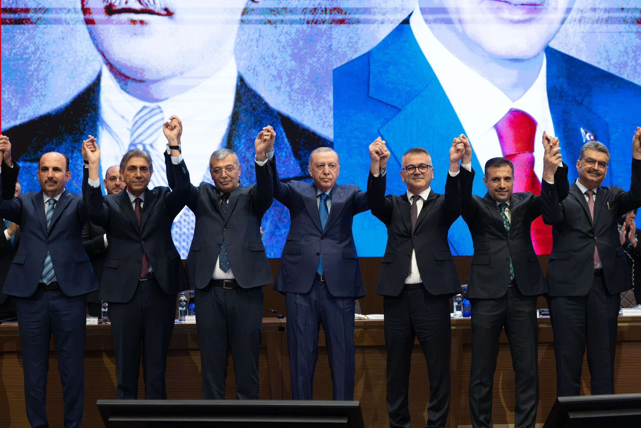 Cumhurbaşkanı Erdoğan, AK Parti’ye Yeni Katılan Belediye Başkanlarına Rozet Taktı