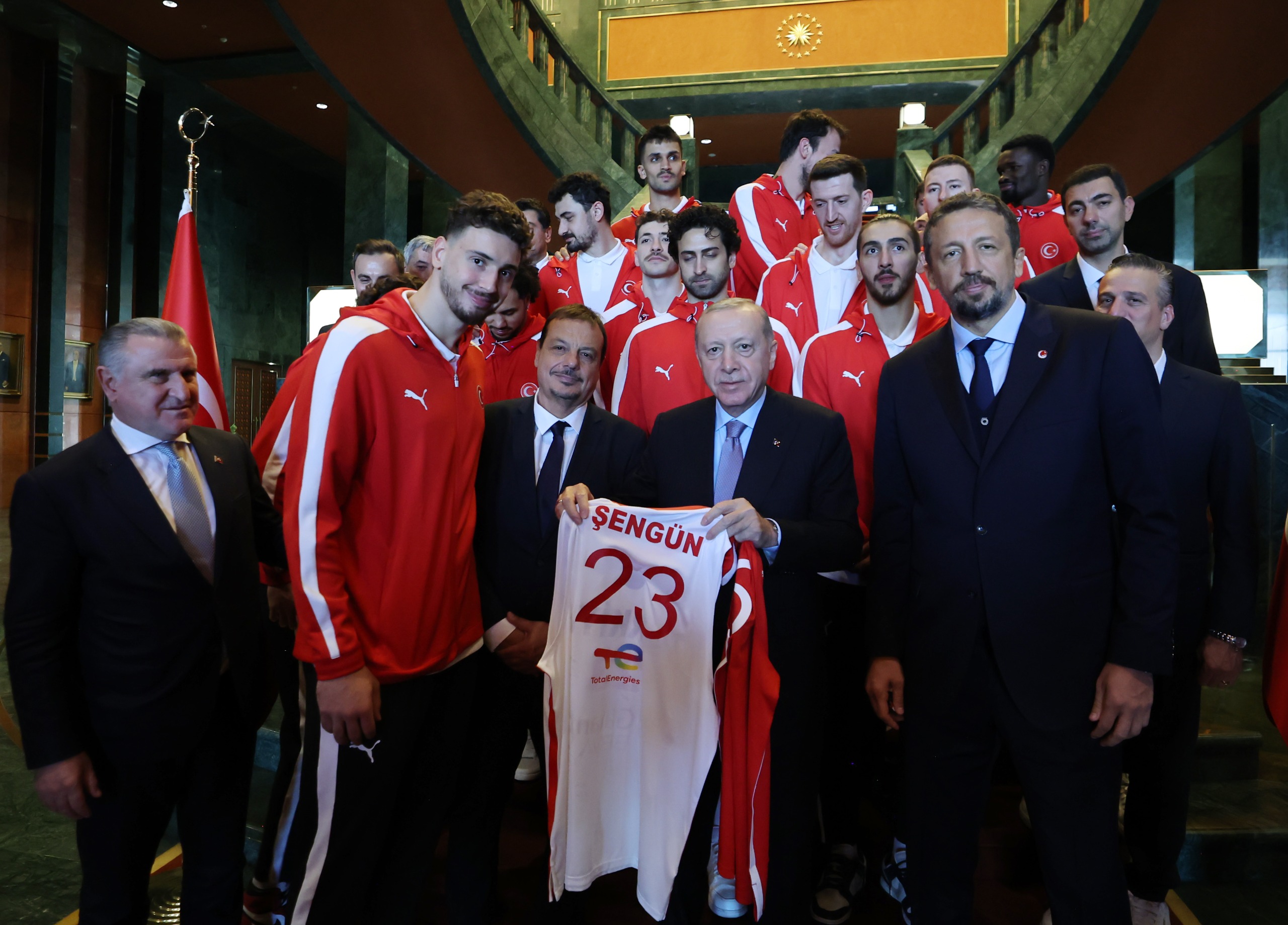 Cumhurbaşkanı Erdoğan, EuroBasket 2025’te Gümüş Madalya Kazanan Millileri Kabul Etti