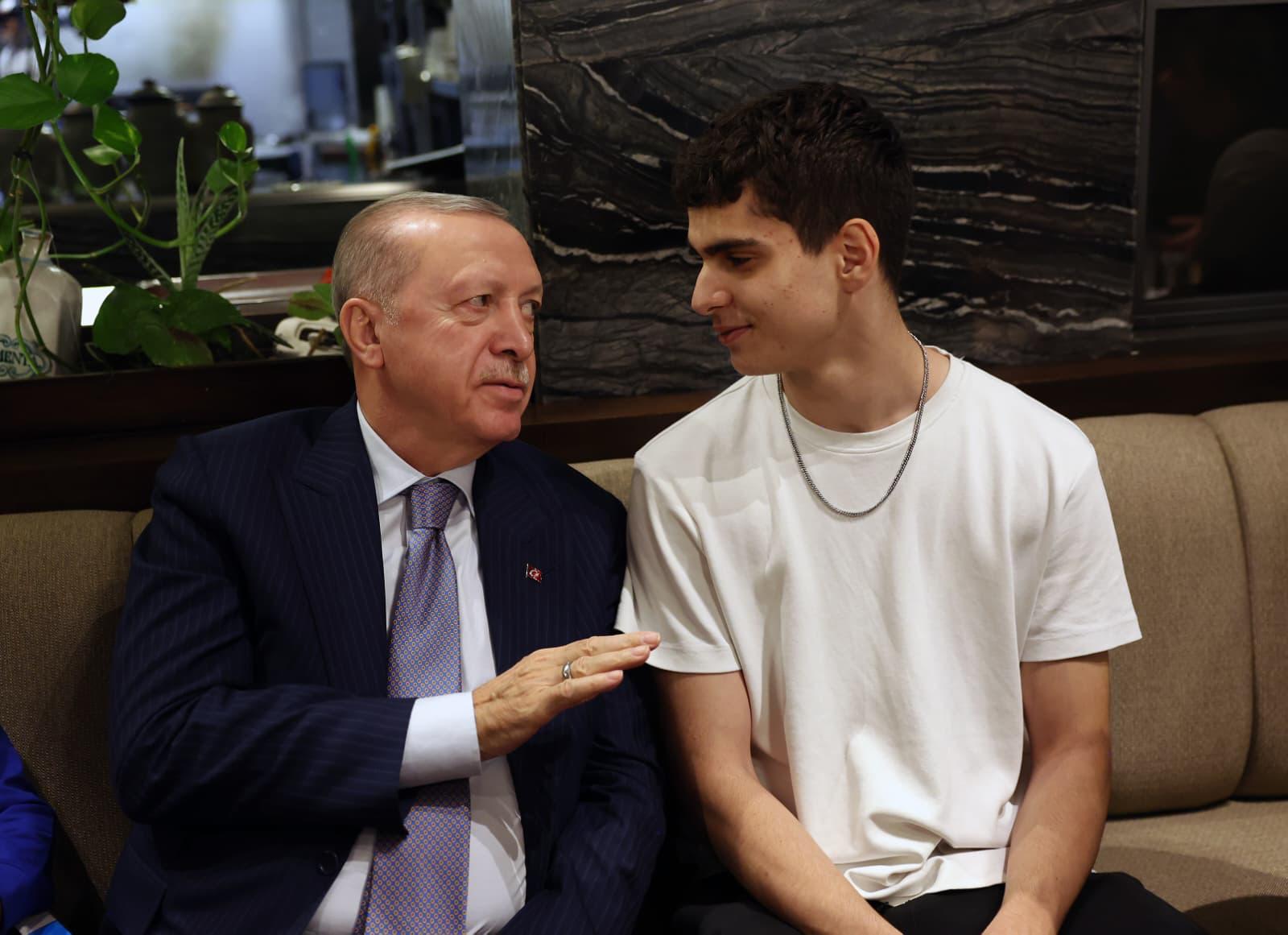 Cumhurbaşkanı Erdoğan, MYK Toplantısı Sonrası Vatandaşlarla Kafede Buluştu