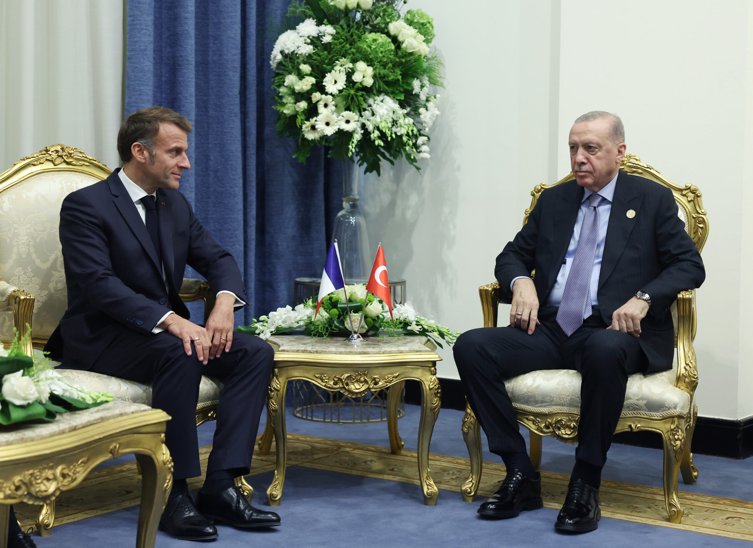 Cumhurbaşkanı Erdoğan ve Macron Arasında Kritik Telefon Görüşmesi: Gündem Bölgesel Çatışmalar ve Savunma İş Birliği
