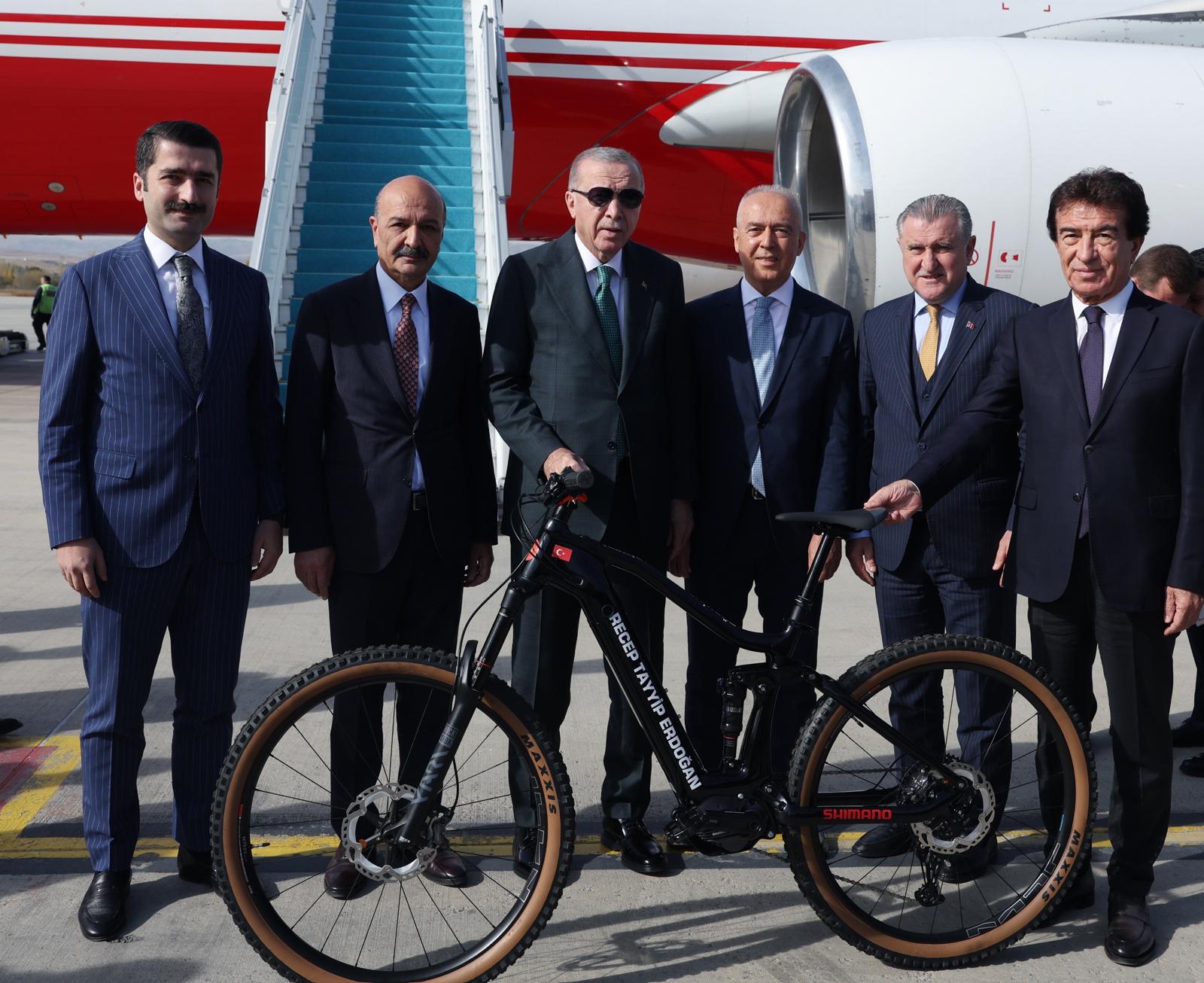 Cumhurbaşkanı Erdoğan’a 60’ıncı Yıl Özel Bisikleti ve Kupası Takdim Edildi