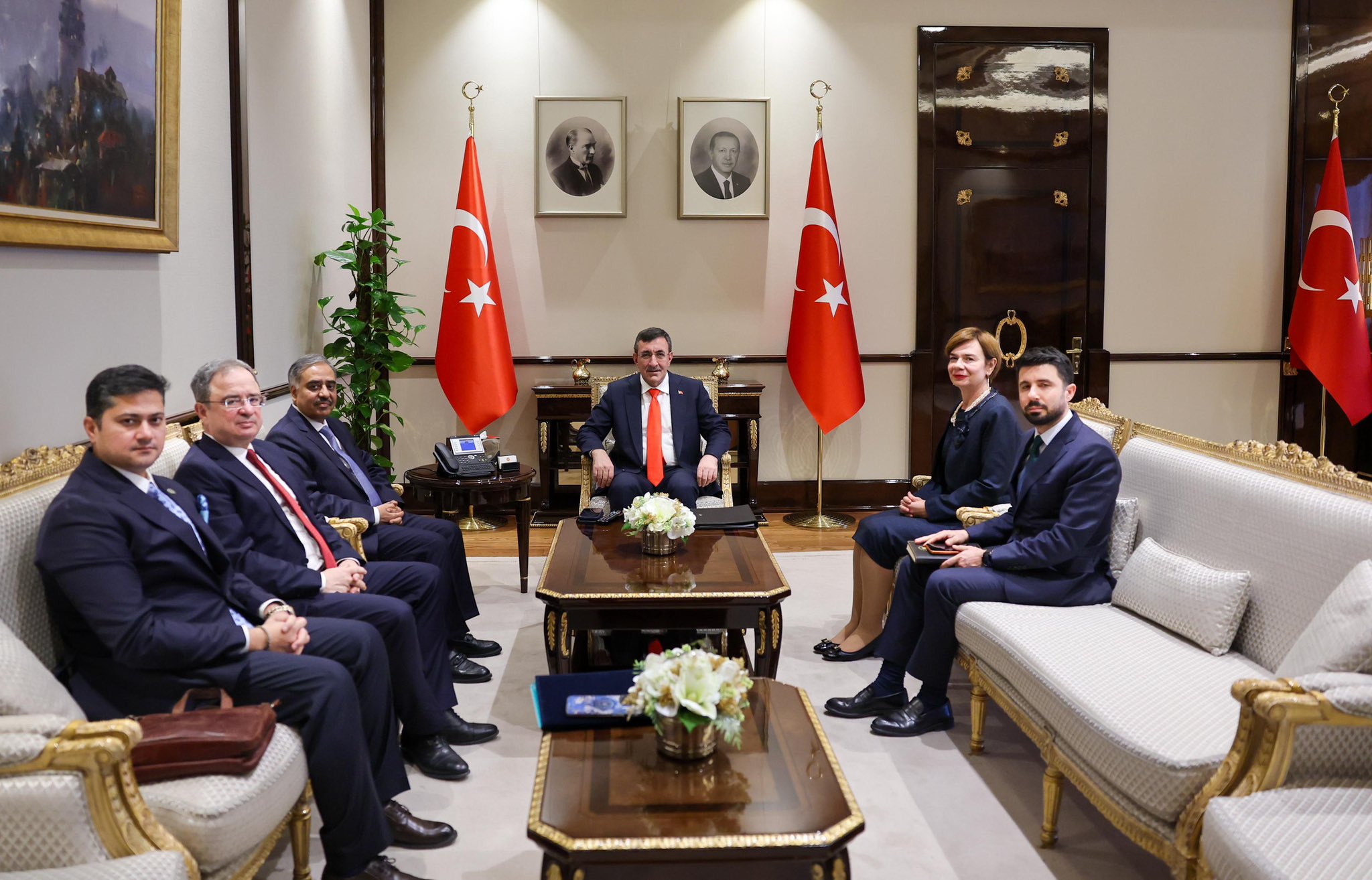 Cumhurbaşkanı Yardımcısı Cevdet Yılmaz, D-8 Genel Sekreteri Süheyl Mahmud’u Kabul Etti