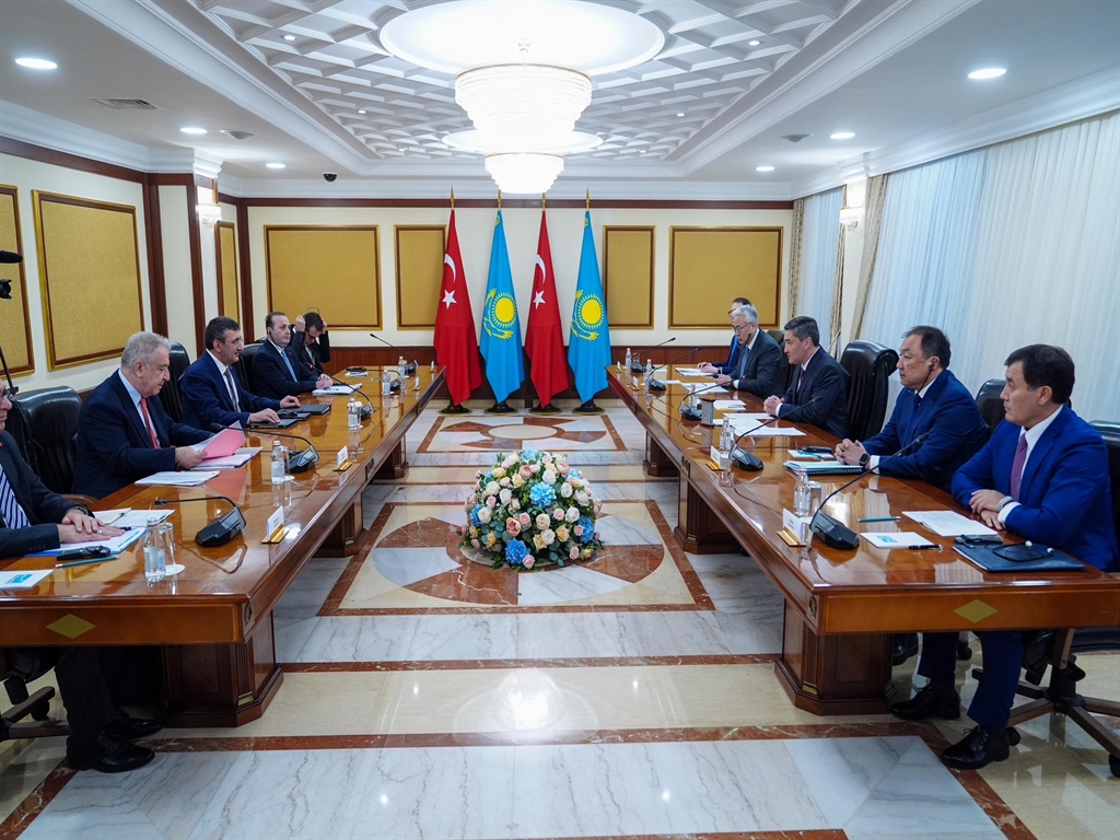 Cumhurbaşkanı Yardımcısı Cevdet Yılmaz, Kazakistan Başbakanı Bektenov ile Görüştü