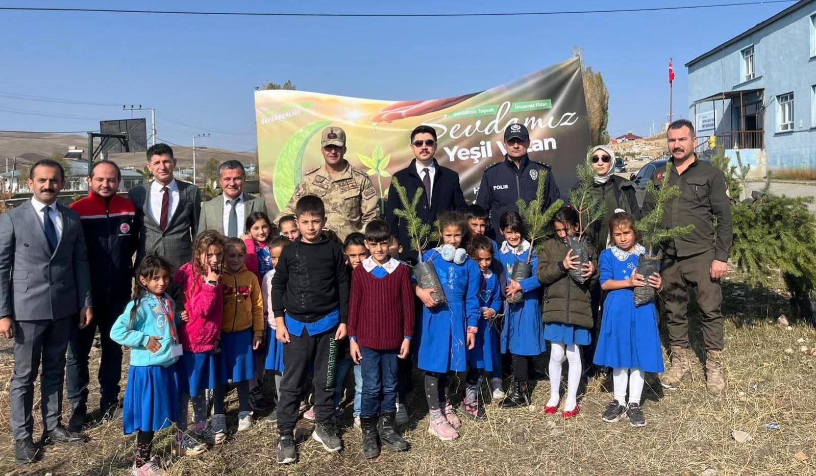 Digor Kaymakamı Kahraman, Milli Ağaçlandırma Günü’nde Fidan Dikti