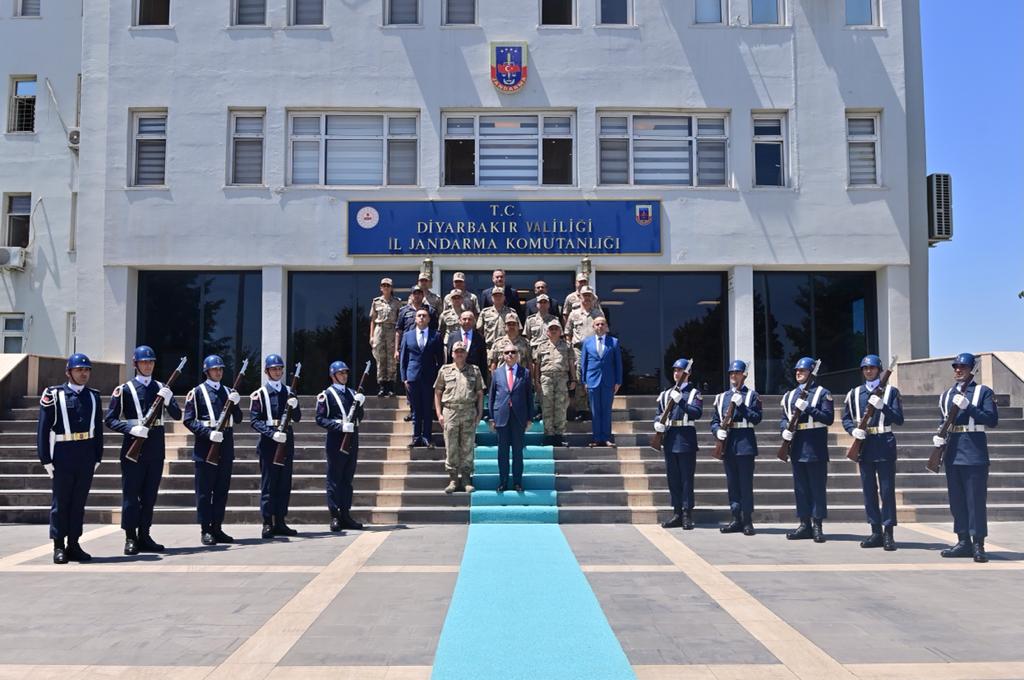 Diyarbakır İl Emniyet Müdürlüğü binası yakınına EYP’li saldırı girişimi