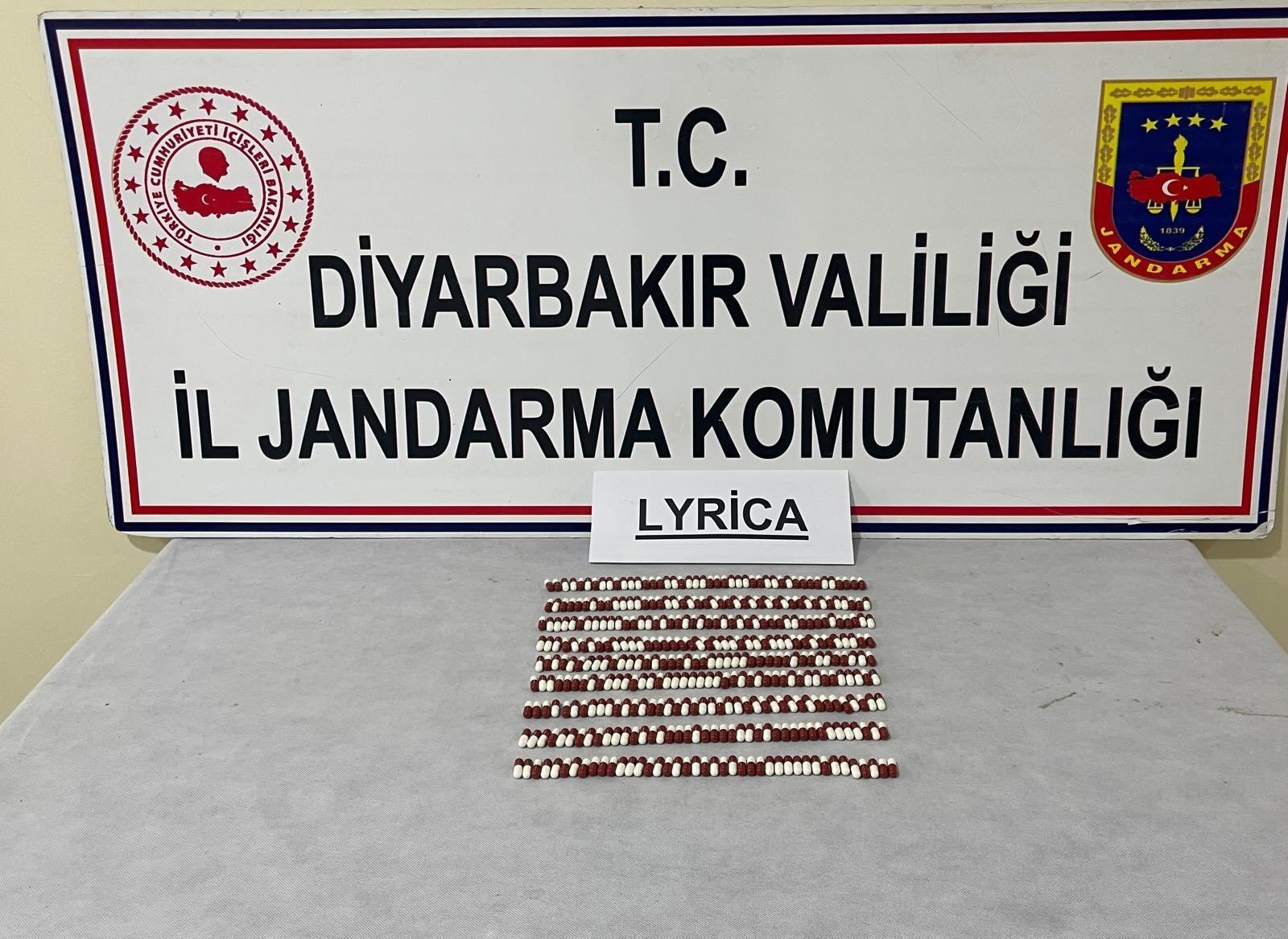Diyarbakır’da Uyuşturucu Operasyonu: Çok Miktarda Esrar Ve Hap Ele Geçirildi