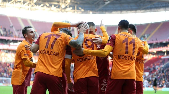 Dries Mertens, Galatasaray’a 5 Kupayla Veda Etti