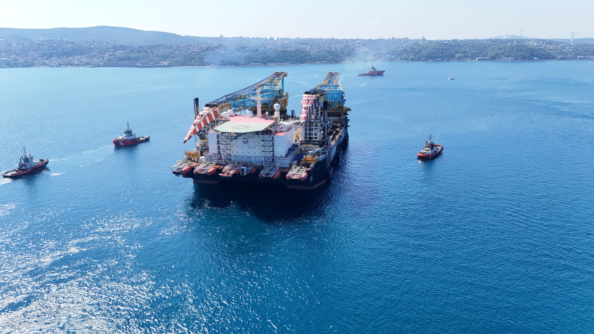 Dünyanın En Büyük 3’üncü Vinç Gemisi ‘Saipem 7000’ İstanbul Boğazı’ndan Geçiyor