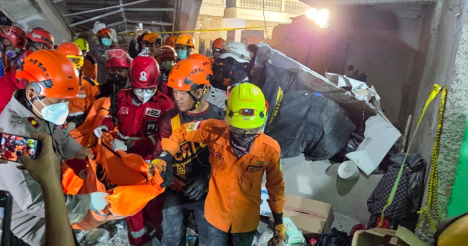 Endonezya’da Yatılı Okul Binası Çöktü: Ölü Sayısı 63’e Yükseldi