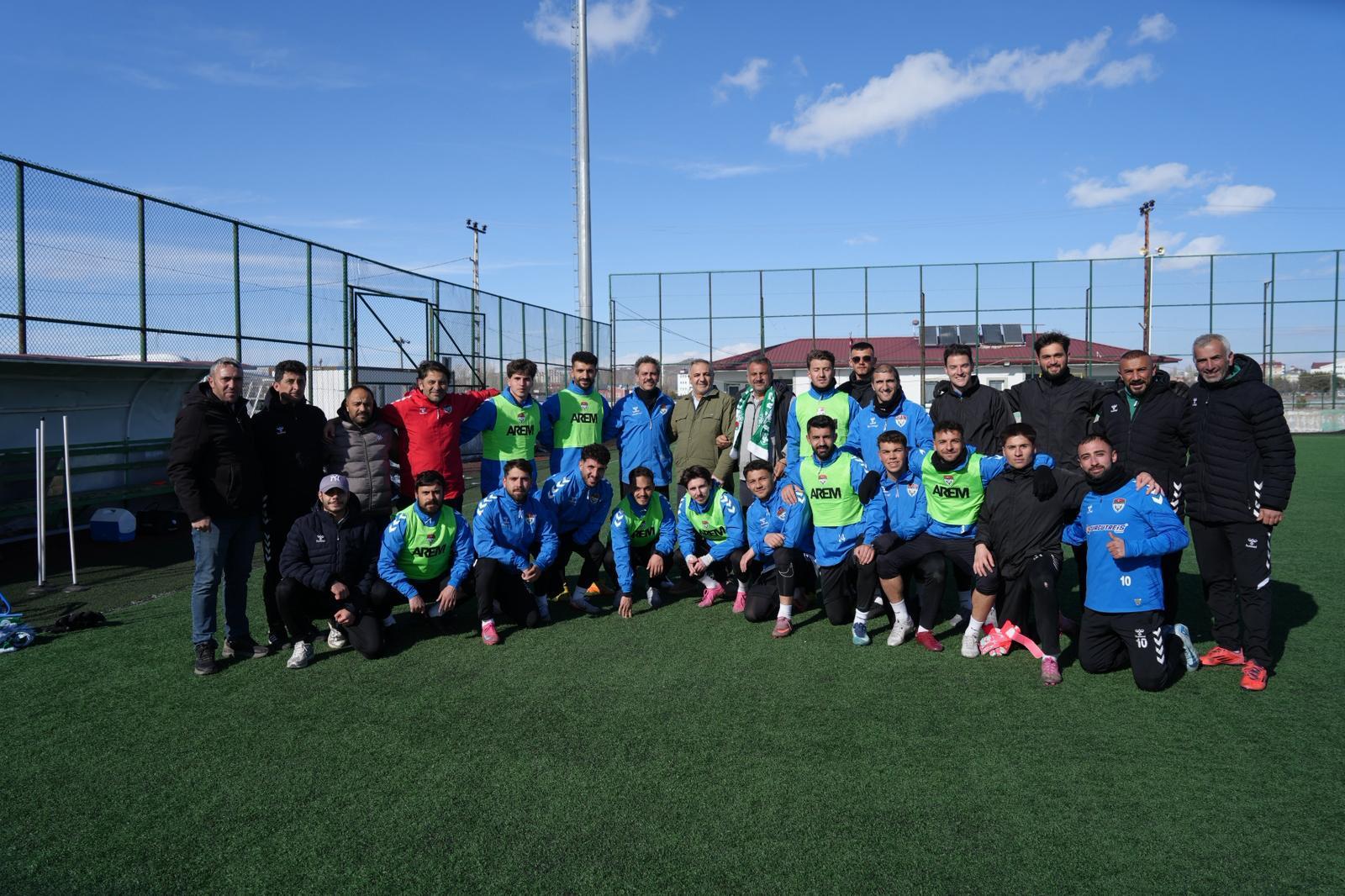 Erkan Kolçak Köstendil, Kars 36 Spor’un antrenmanını ziyaret etti