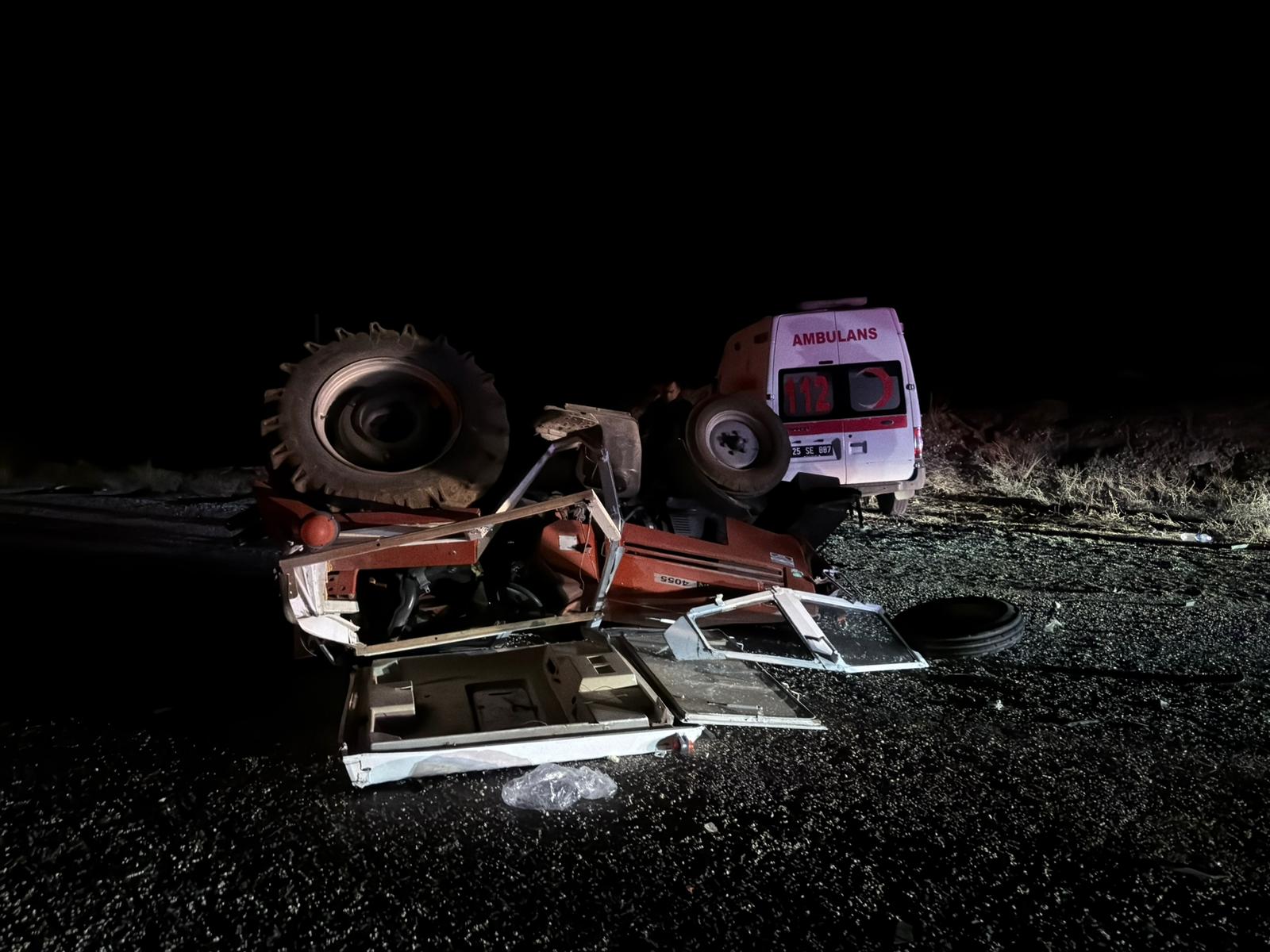 Erzurum–Ardahan Karayolunda Kaza: Ambulans İle Traktör Çarpıştı, 4 Yaralı