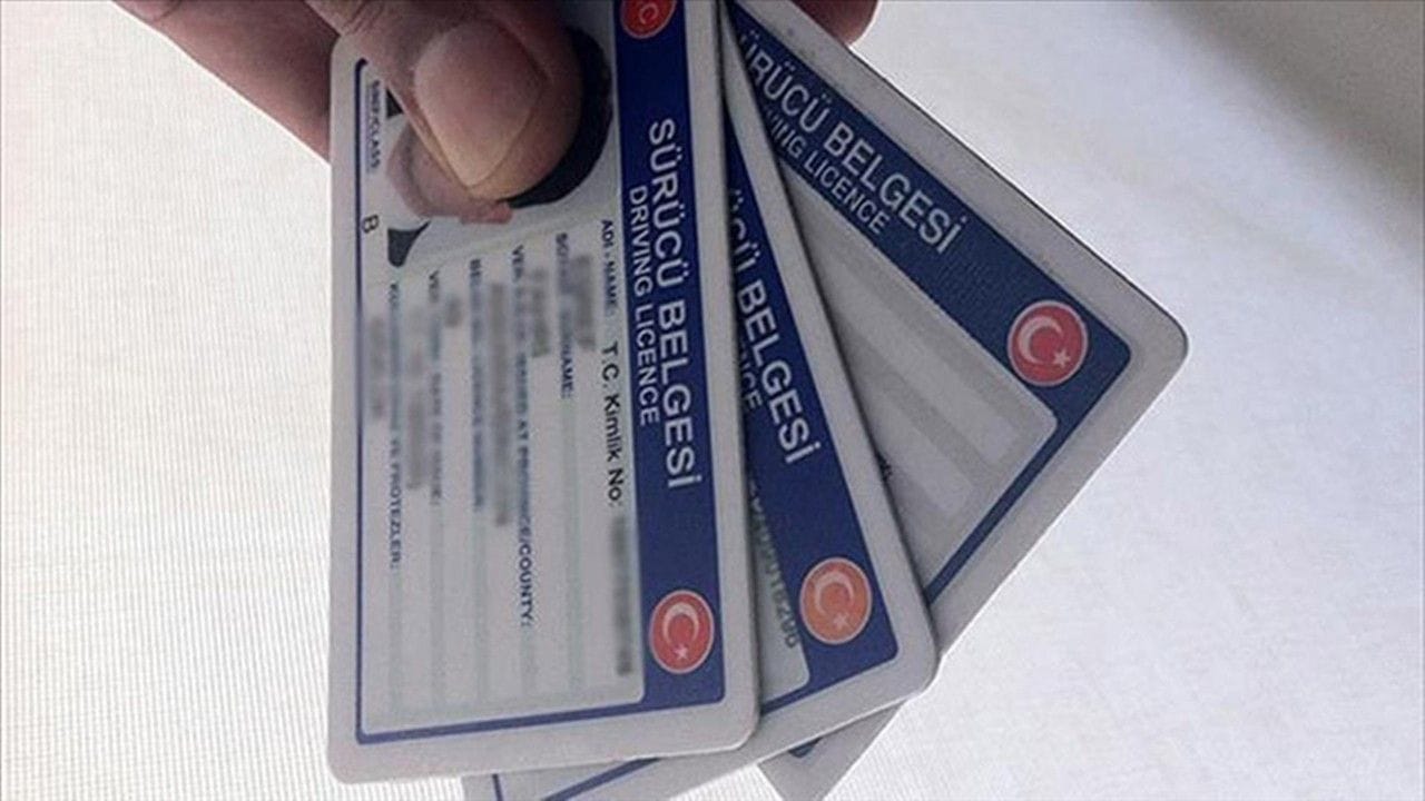 Eski Tip Ehliyetler İçin Son Tarih 31 Ekim 2025: Yenilemeyenlerin Belgeleri Geçersiz Olacak