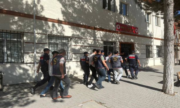 Eskişehir Jandarması’ndan Dolandırıcılık Operasyonu: 5 Şüpheli Yakalandı