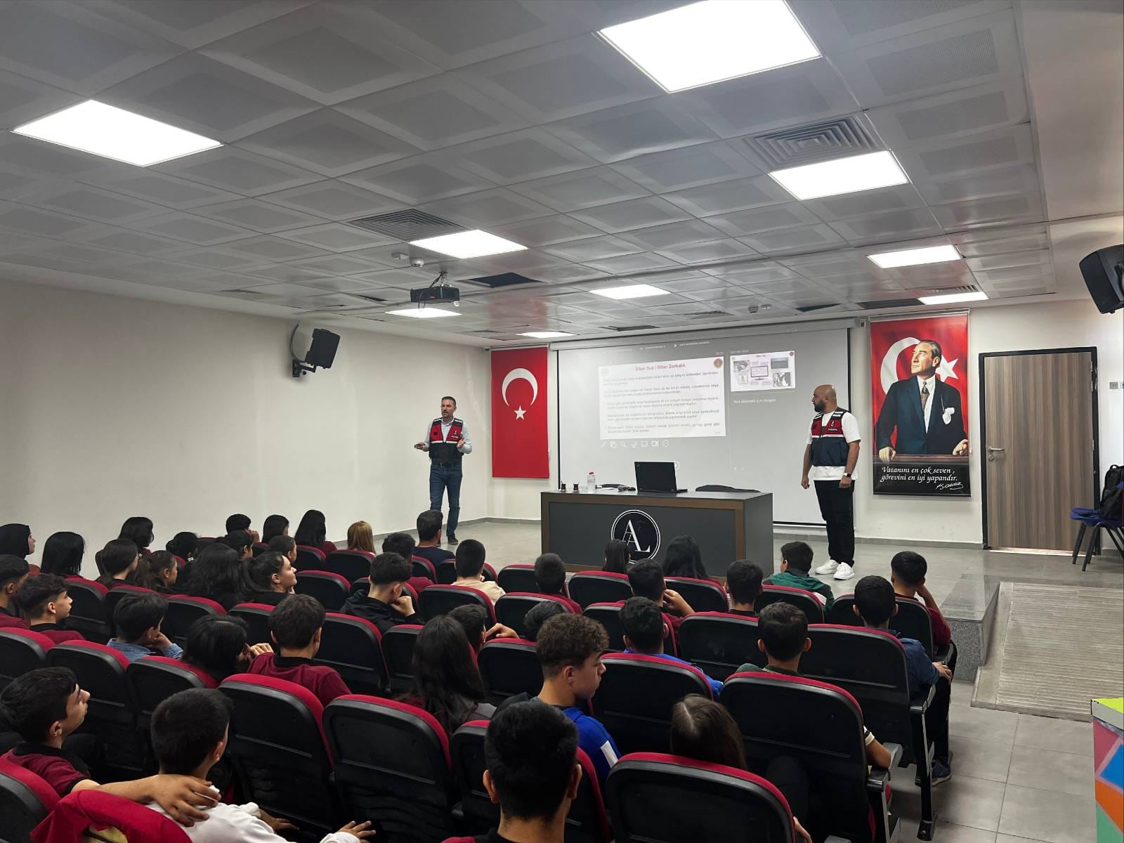 Gazi̇antep Jandarmasından Öğrenci̇lere Si̇ber Güvenli̇k Eği̇ti̇mi̇