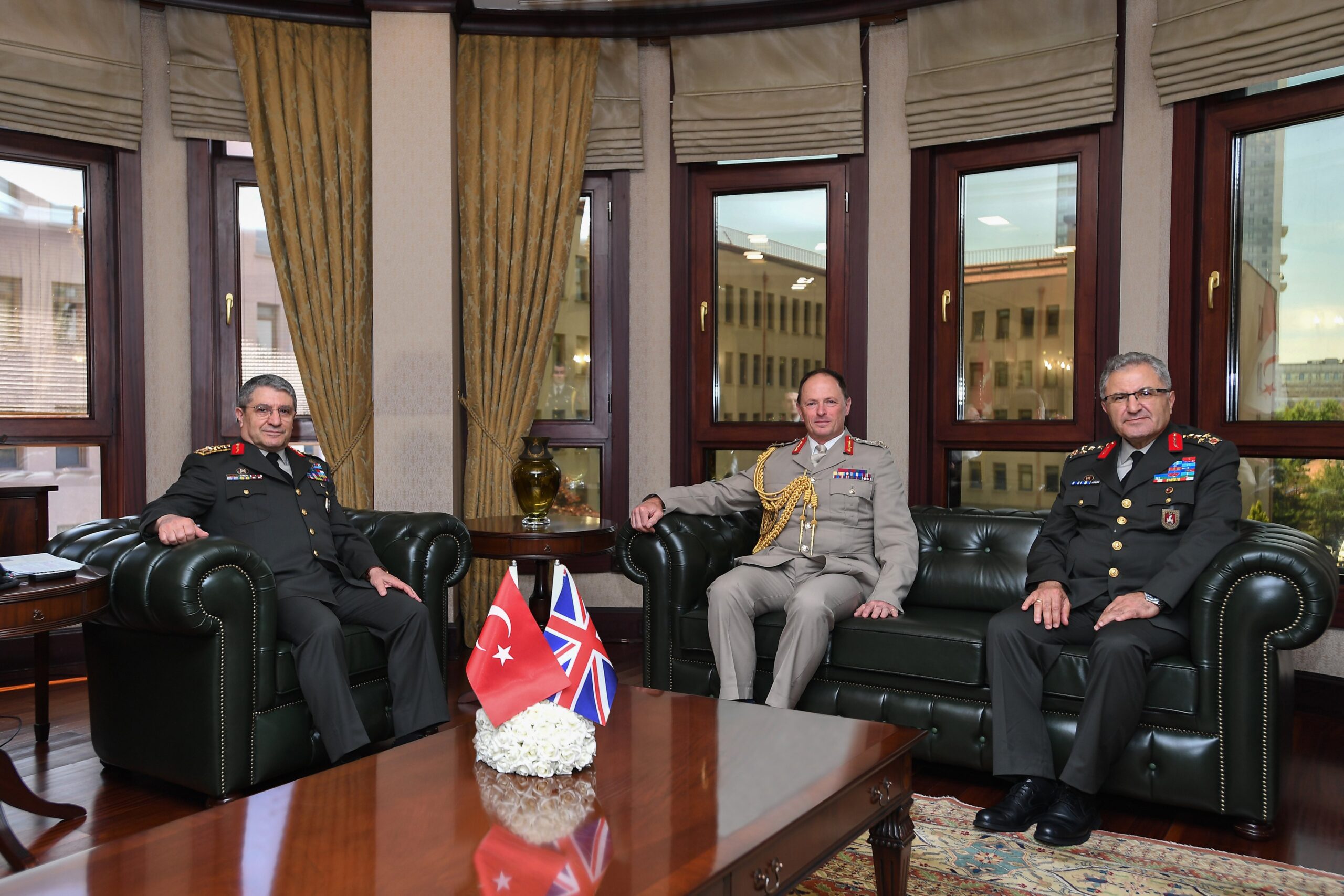 Genelkurmay Başkanı Orgeneral Bayraktaroğlu Birleşik Krallık Kara Kuvvetleri Komutanı Orgeneral Walker İle Bir Araya Geldi